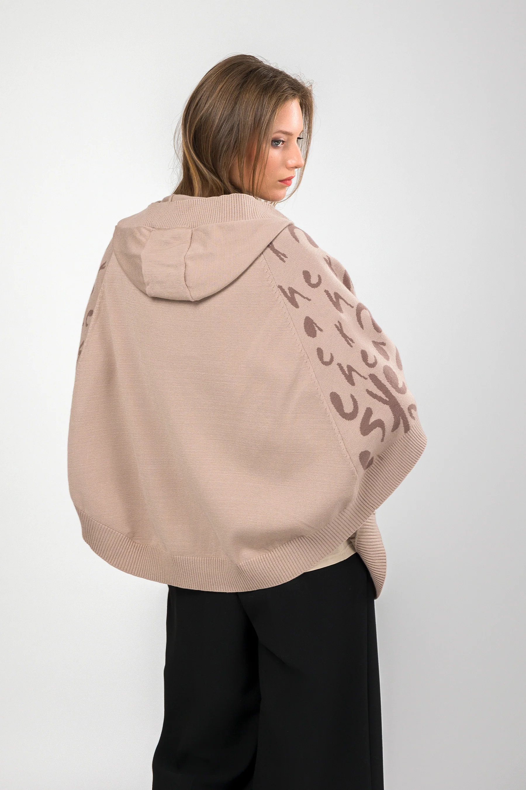 Chaqueta estilo poncho beige - Image 2