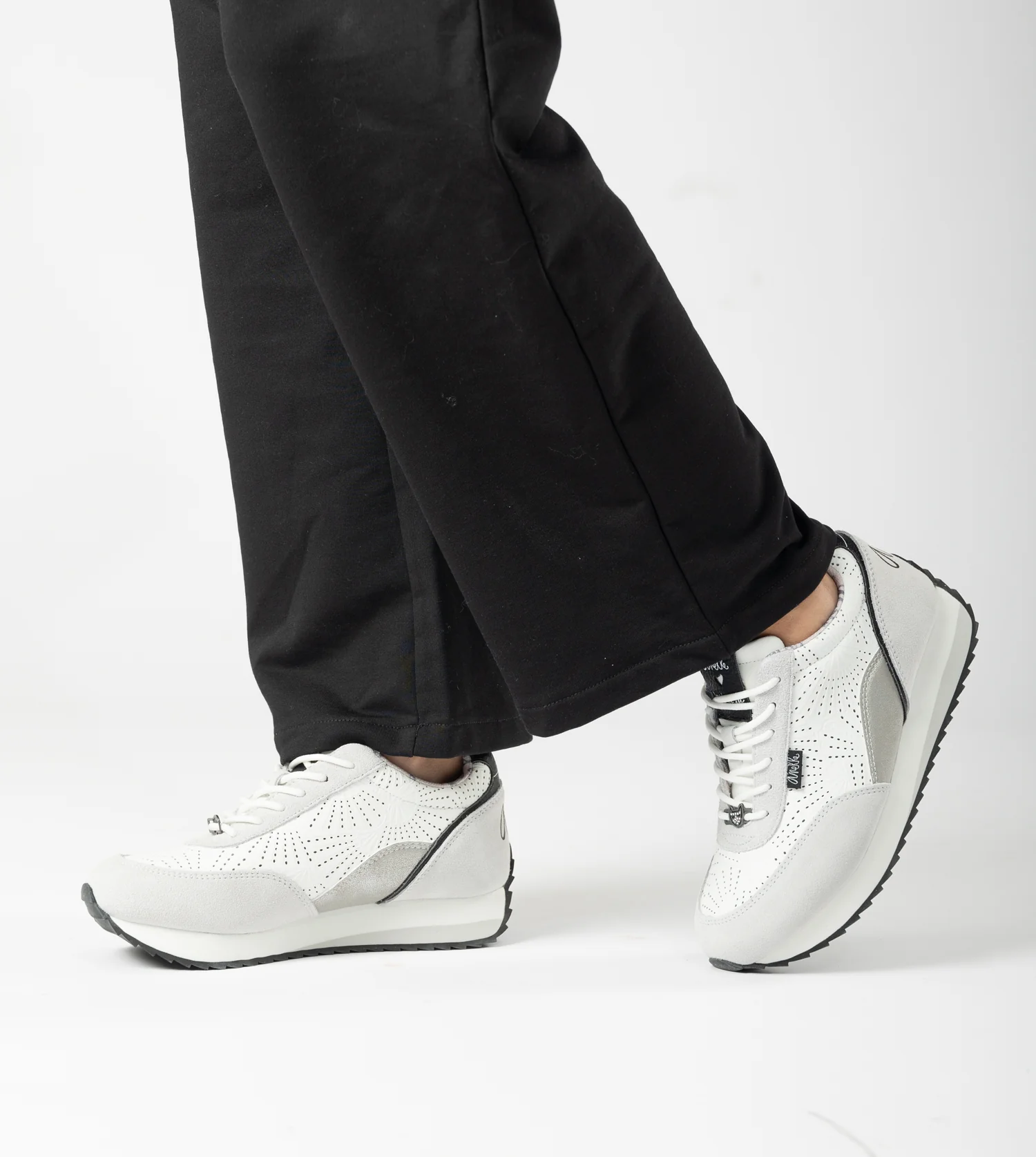 Deportivos blancos Lunares - Image 2