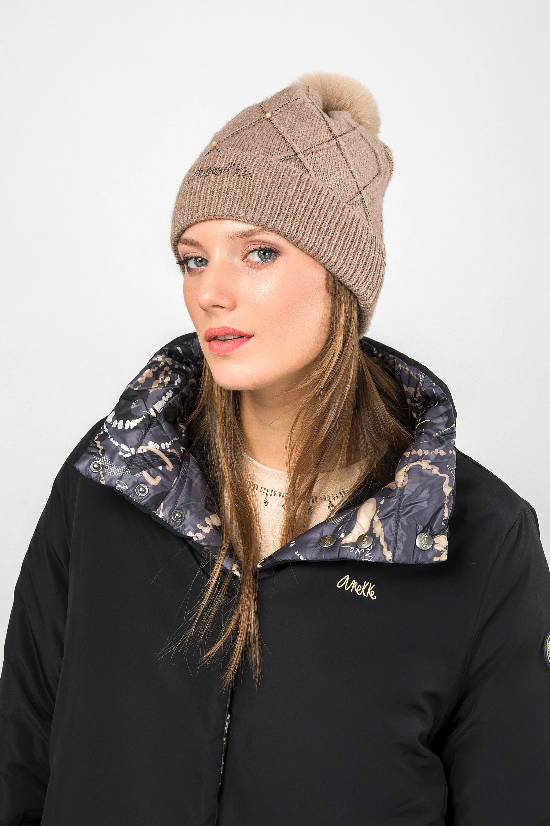 Gorro de punto beige con detalles
