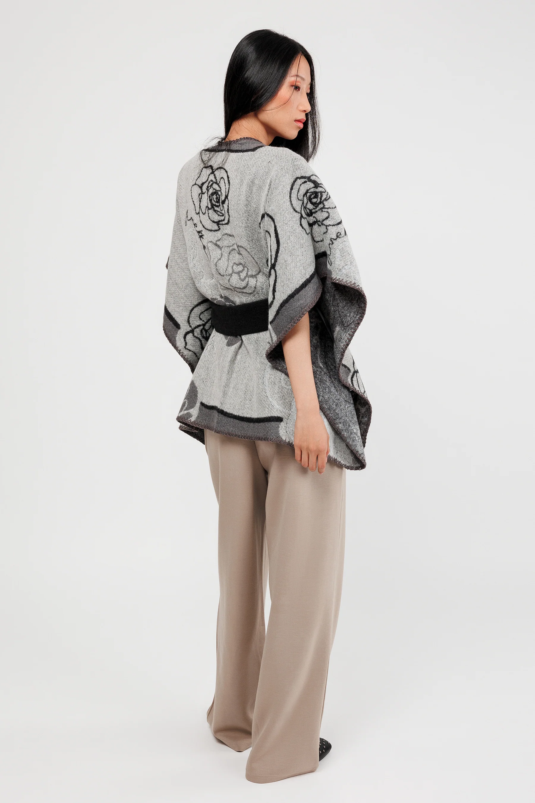 Poncho con cinturón beige y negro - Image 4