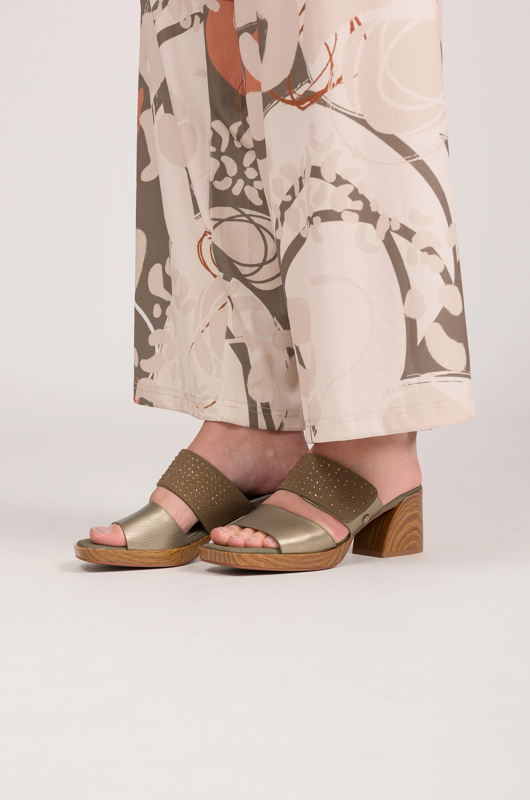 Sandalias con tacón verdes y doradas con strass - Image 2
